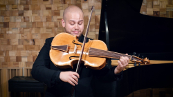 Andrew Gonzalez on Vioncello da spalla by Don Rickert